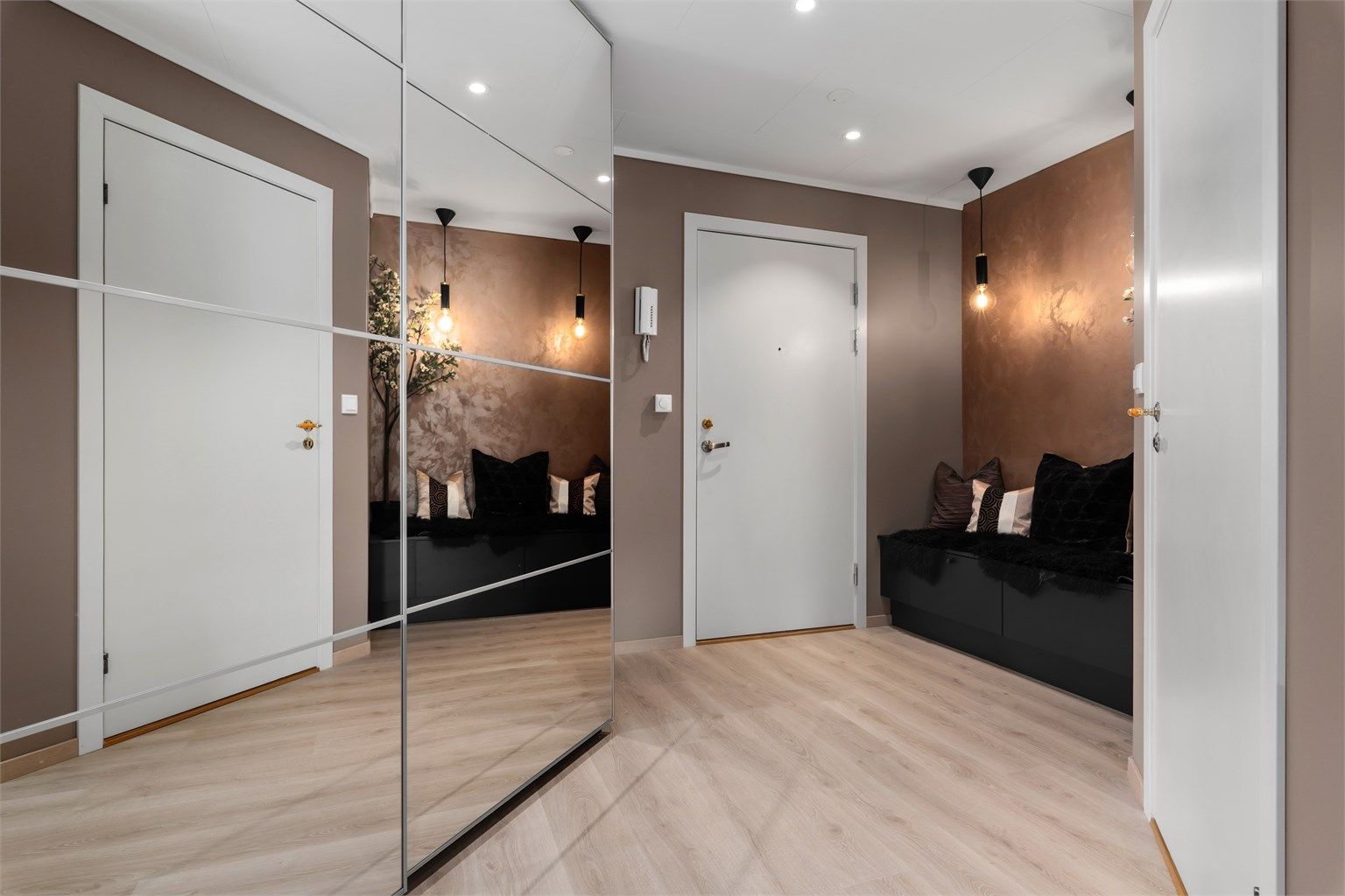 Velkommen inn! Det første du møter er en romslig entré som gir et godt førsteinntrykk av det leiligheten videre har å by på