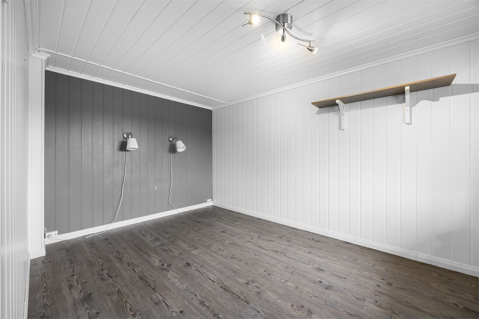 Rommet har laminatgulv og god plass til seng og oppbevaring.