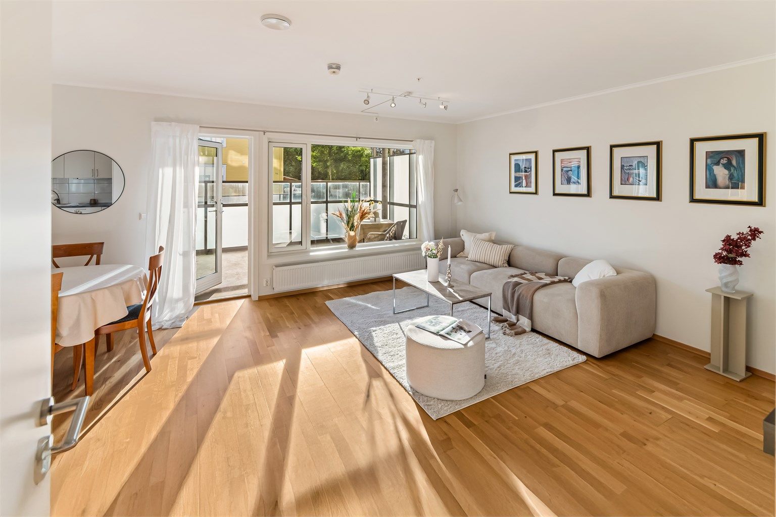 Stuen er lys og trivelig med svært gode lysforhold