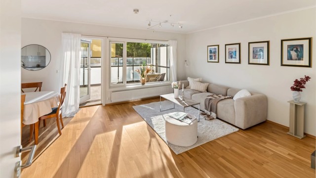 Stuen er lys og trivelig med svært gode lysforhold