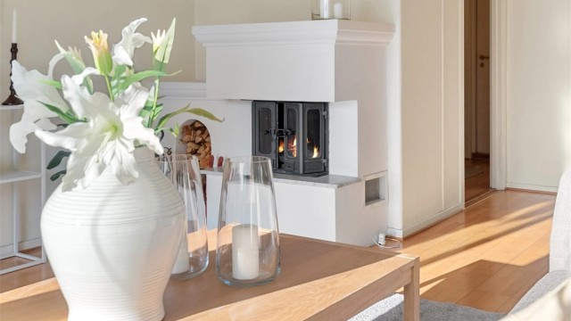 Peisen i stuen gir ekstra varme og hygge. Pipen er rehabilitert med stålrør.