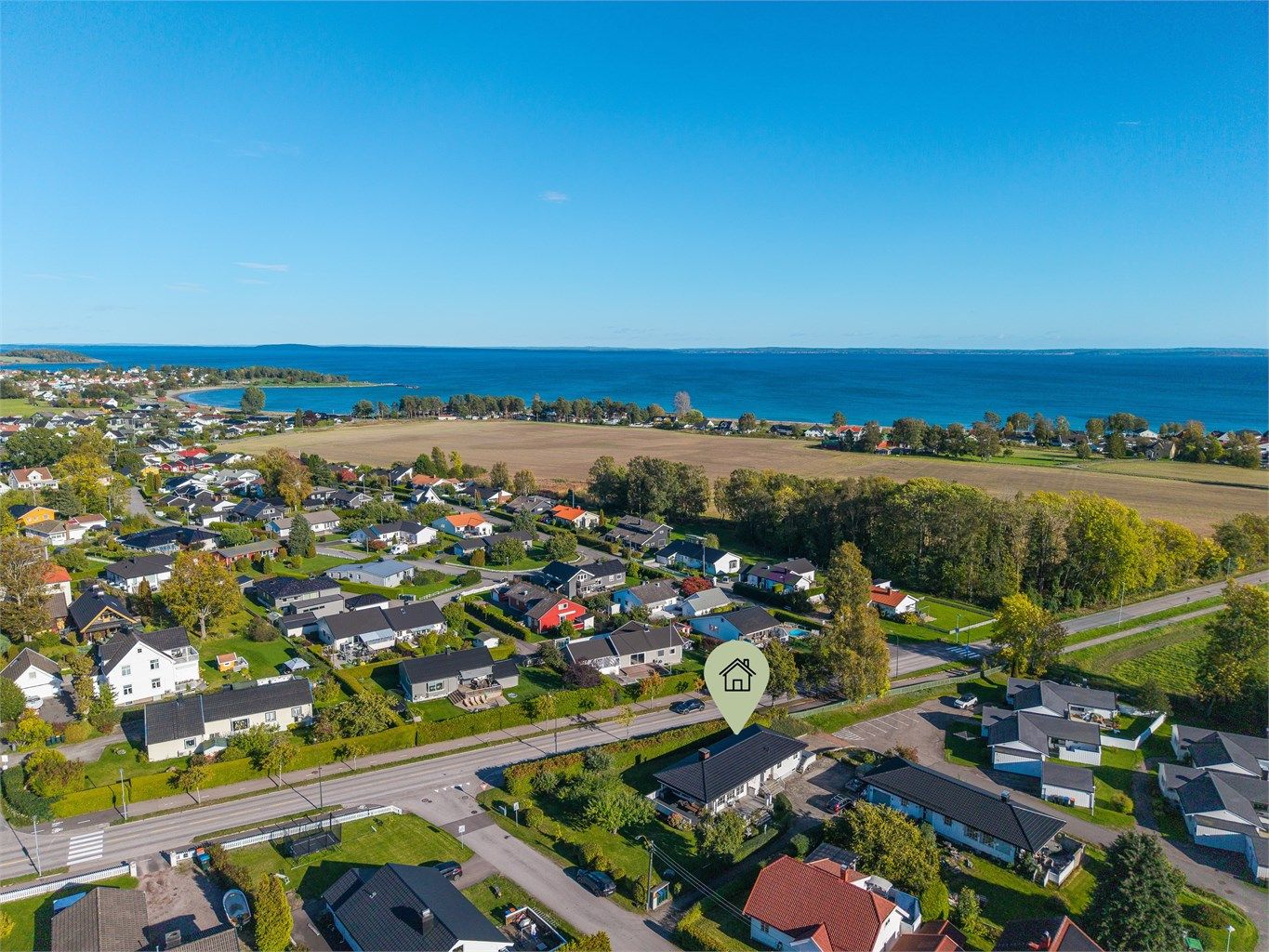 Hyggelig enebolig beliggende på attraktive Tolvsrød | Stor solrik hage med flott terrasse | God planløsning 