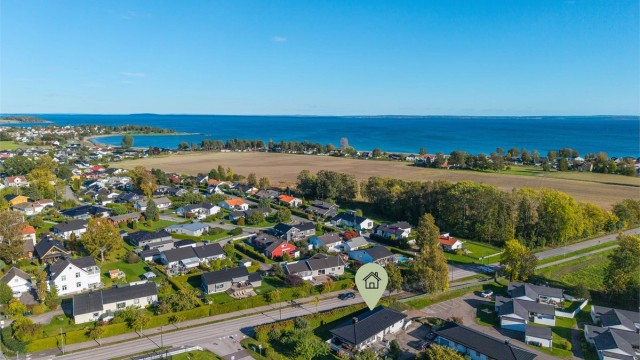 Hyggelig enebolig beliggende på attraktive Tolvsrød | Stor solrik hage med flott terrasse | God planløsning