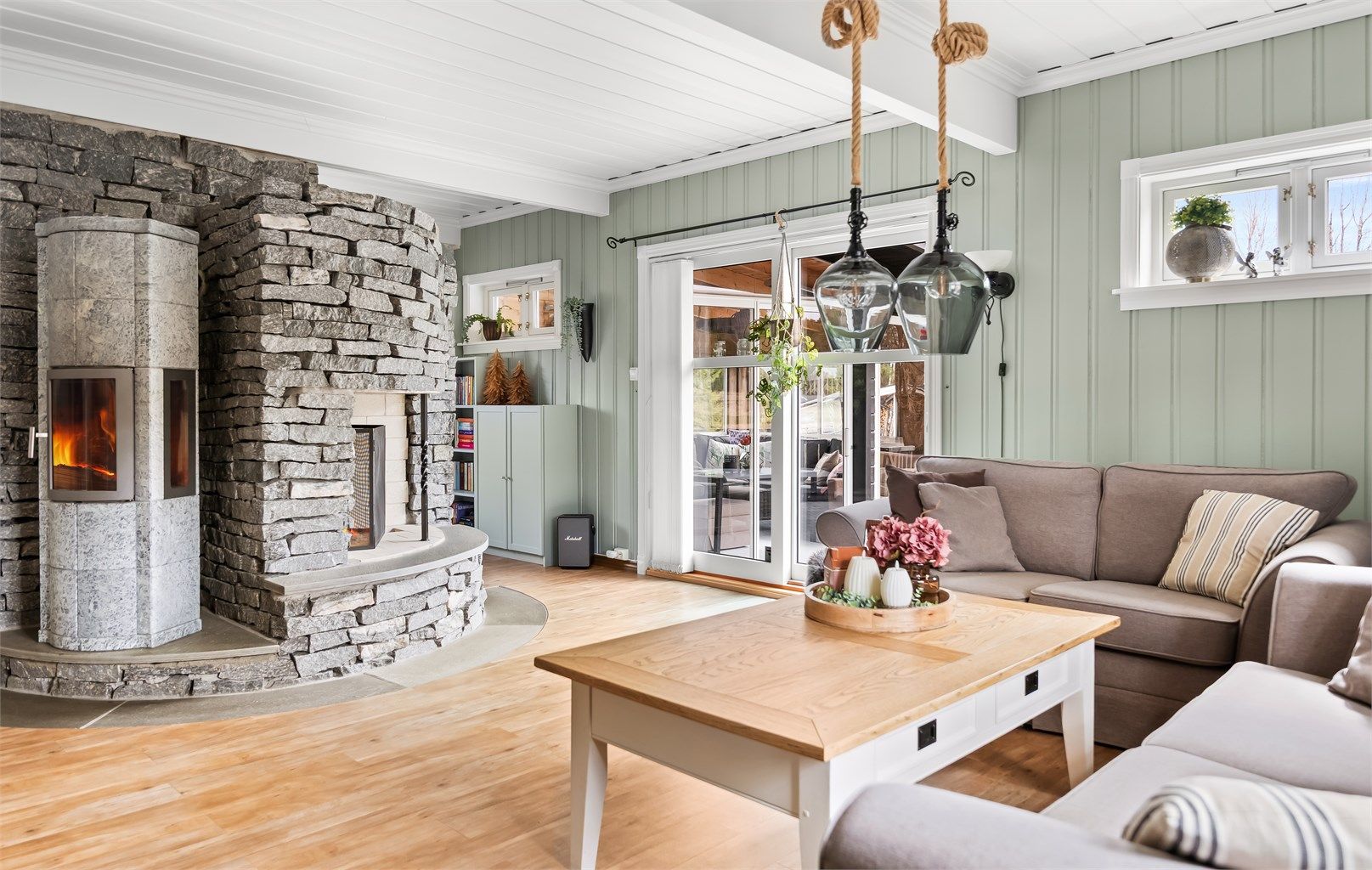 Eiendomsmegler Krogsveen v. Austeja Flenderyte har gleden av å ønske velkommen til Finnholtvegen 86! Foto: Ann-Helén Nannestad/ Isnitt.