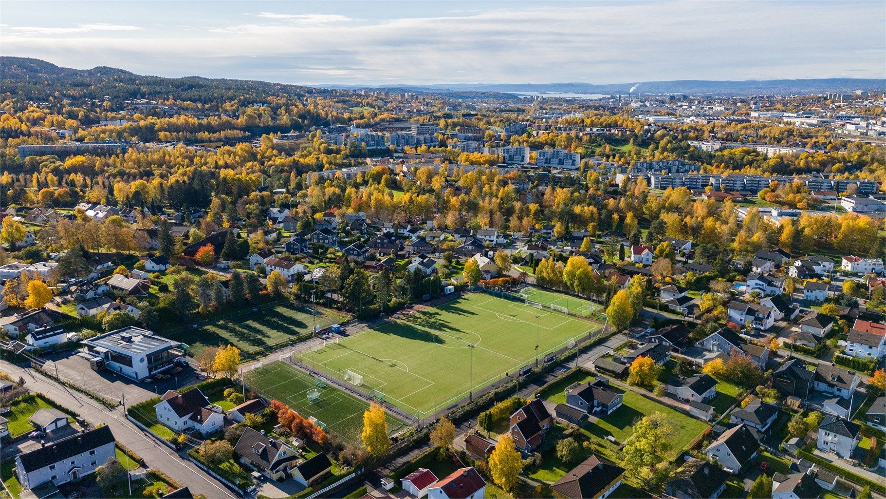 Nærområdet har et aktivt idrettsmiljø med fotballbaner og idrettsanlegg.