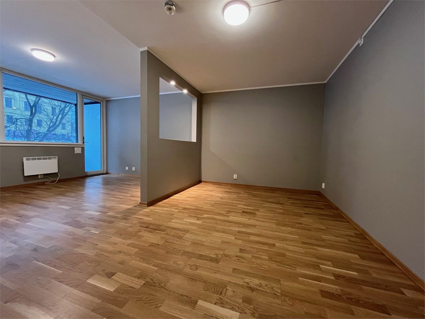 Stue med åpen kjøkkenløsning. God plass til både sofadel og spiseplass til kjøkken. 