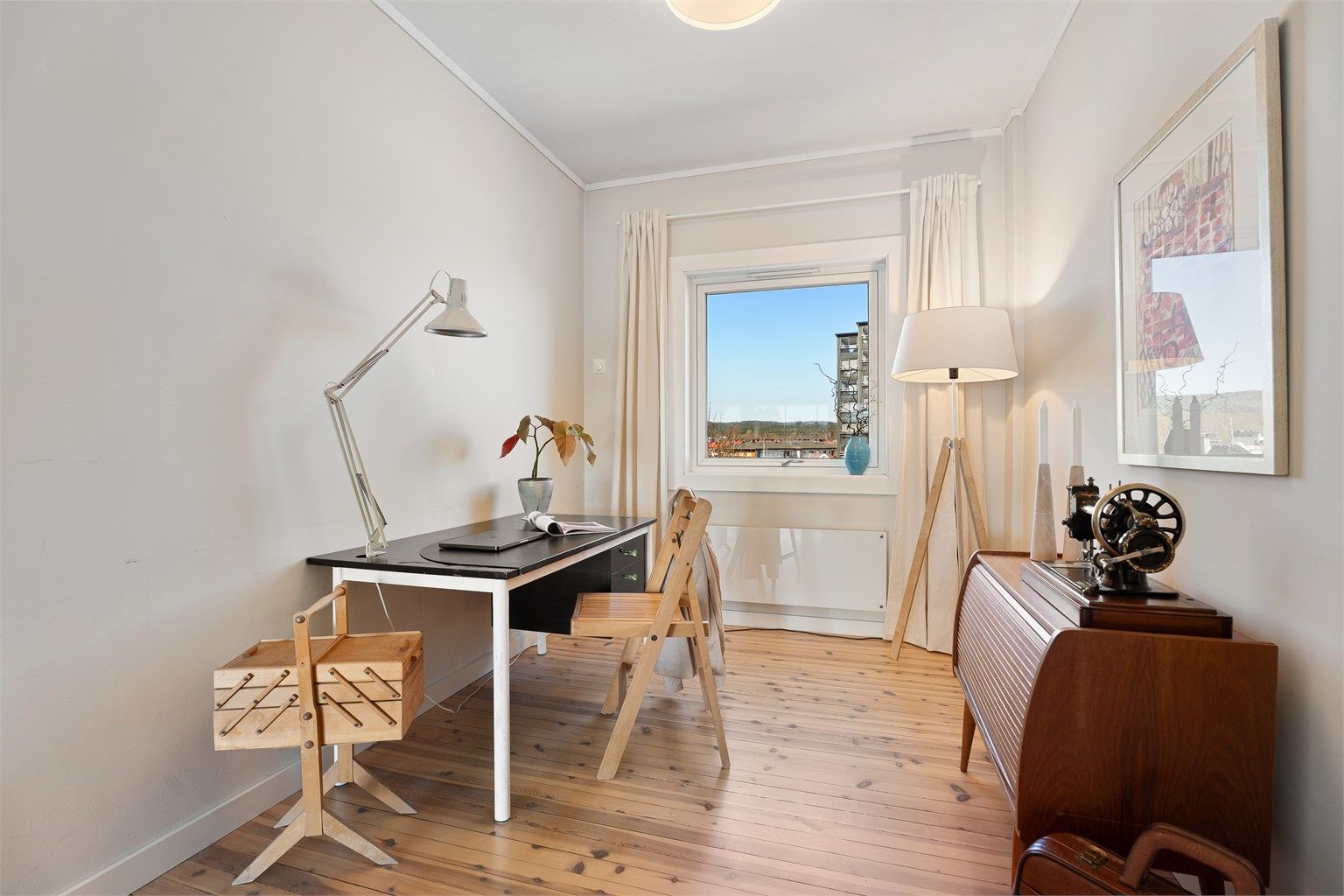 Flere av disse leilighetene har enten spisestue, soverom nr. 3 eller som her kontorløsning som er i kontakt med resten av stuen 