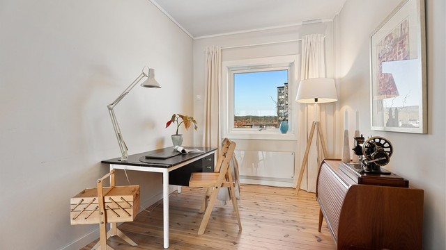 Flere av disse leilighetene har enten spisestue, soverom nr. 3 eller som her kontorløsning som er i kontakt med resten av stuen