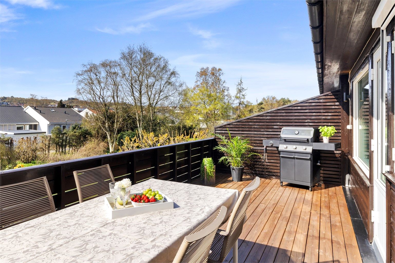 Fra balkongen har man en åpen og fin utsikt over det grønne fellesarealet.