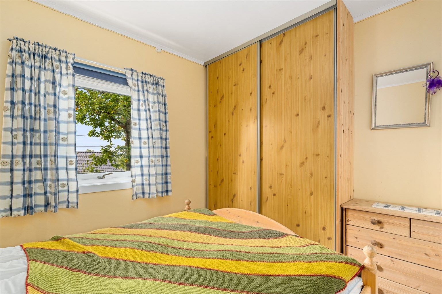 Hovedhytta har to soverom. Dette rommet har god plass og en praktisk skyvedørsgarderobe.