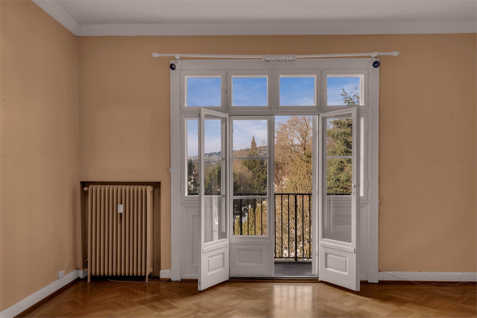 Utgang til balkong med ettermiddagssol og utsikt fra stuen.