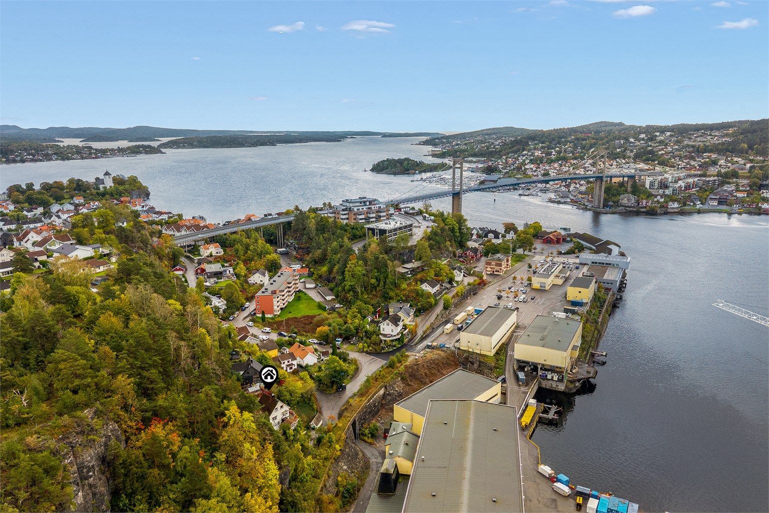 Boligen ligger sydvestvendt, nært sjøen og fine turstier. Det er kort vei til sentrums fasiliteter samt skole, barnehage og busstopp på Breviksbrua.