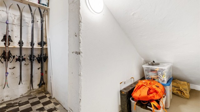 Med leiligheten medfølger og en utvendig bod med god oppbevaringsplass