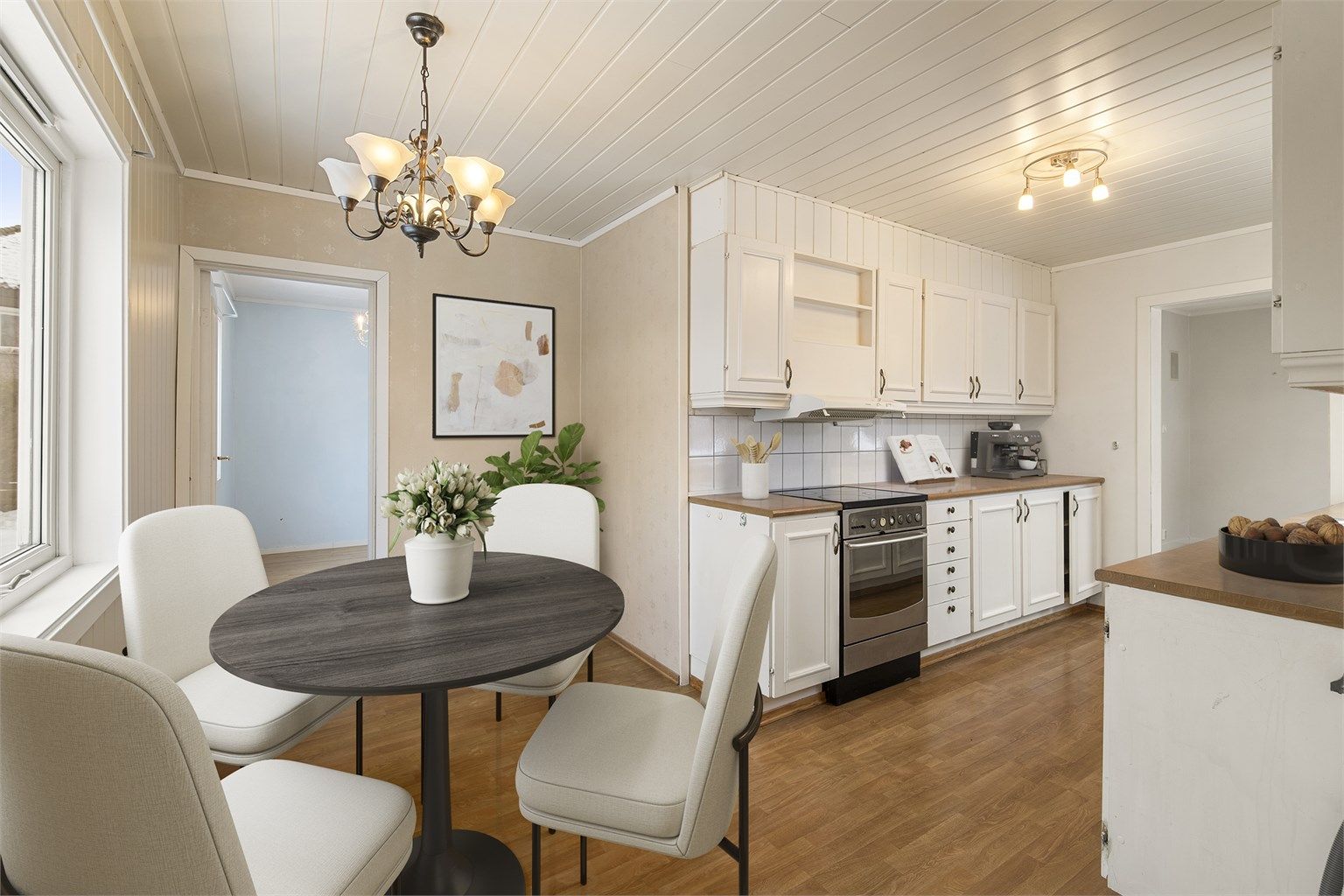 Kjøkkenet ligger i eget rom og har god plass til spisebord samt egen kjøkkeninngang. Selve kjøkkeninnredningen er fra ukjent årstall, med profilerte fronter og benkeplater av laminat. Digitalt stylet.