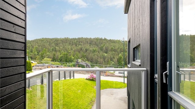Den østvendte balkongen på 4 kvm har adkomst fra hovedsoverommet