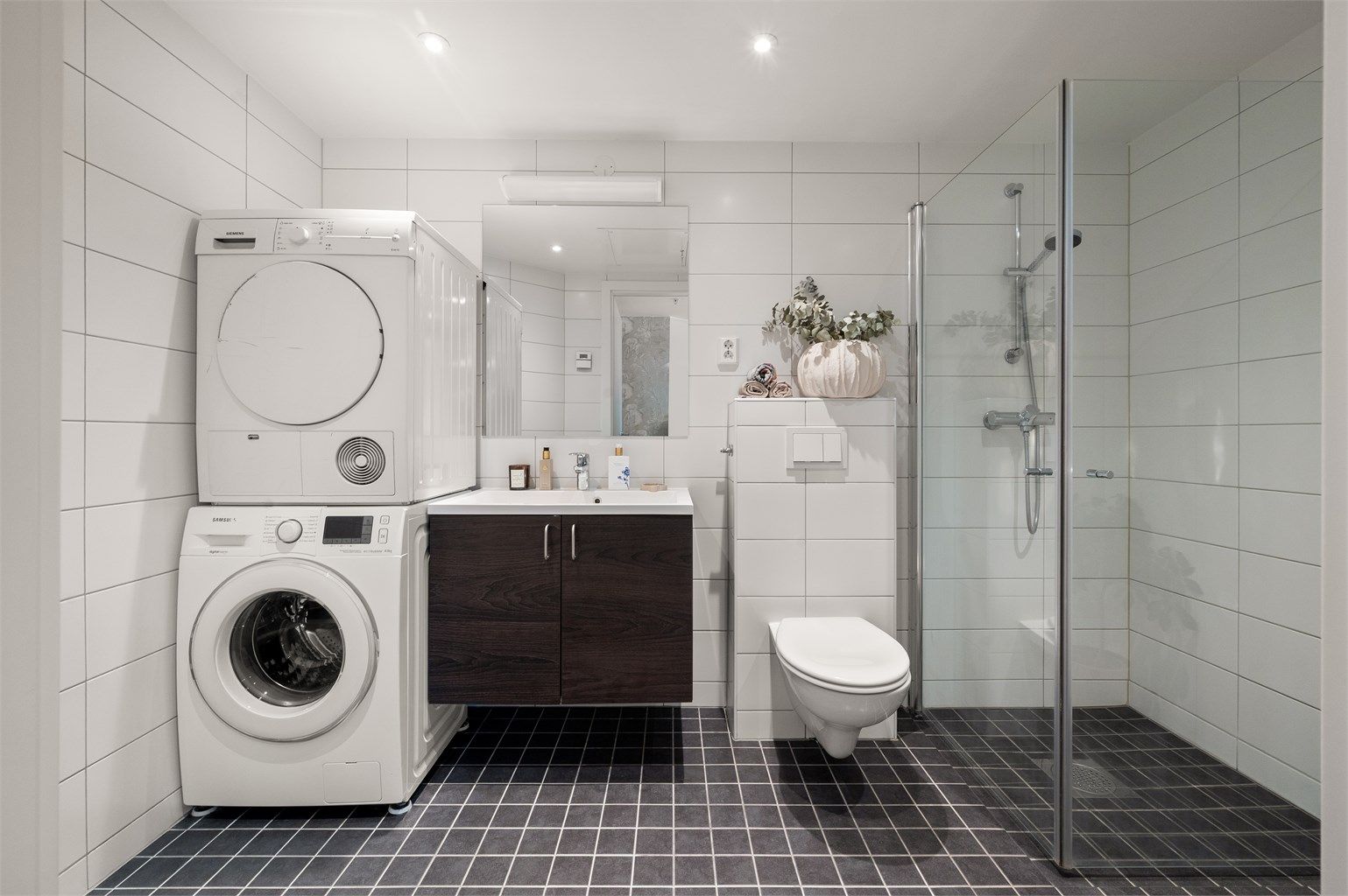 Flott bad fra 2018. Bad: Himling med malte plater, innfelte downlights. Vegger med fliser. Gulv med fliser, vannbåren gulvvarme.