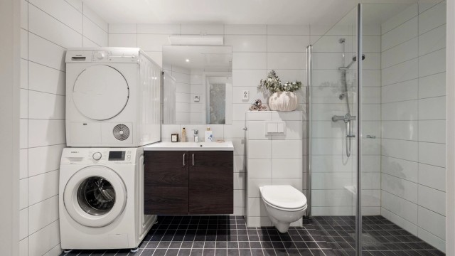 Flott bad fra 2018. Bad: Himling med malte plater, innfelte downlights. Vegger med fliser. Gulv med fliser, vannbåren gulvvarme.