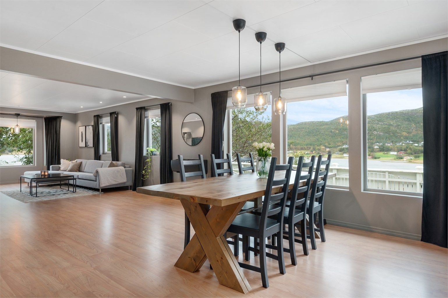 Stua har god og romslig plass, med store vinduer mot utsikten.