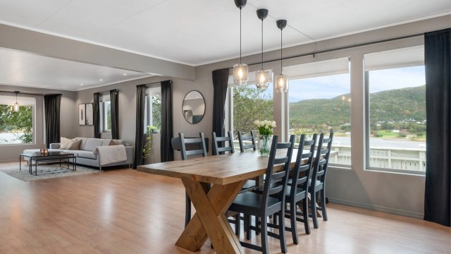 Stua har god og romslig plass, med store vinduer mot utsikten.