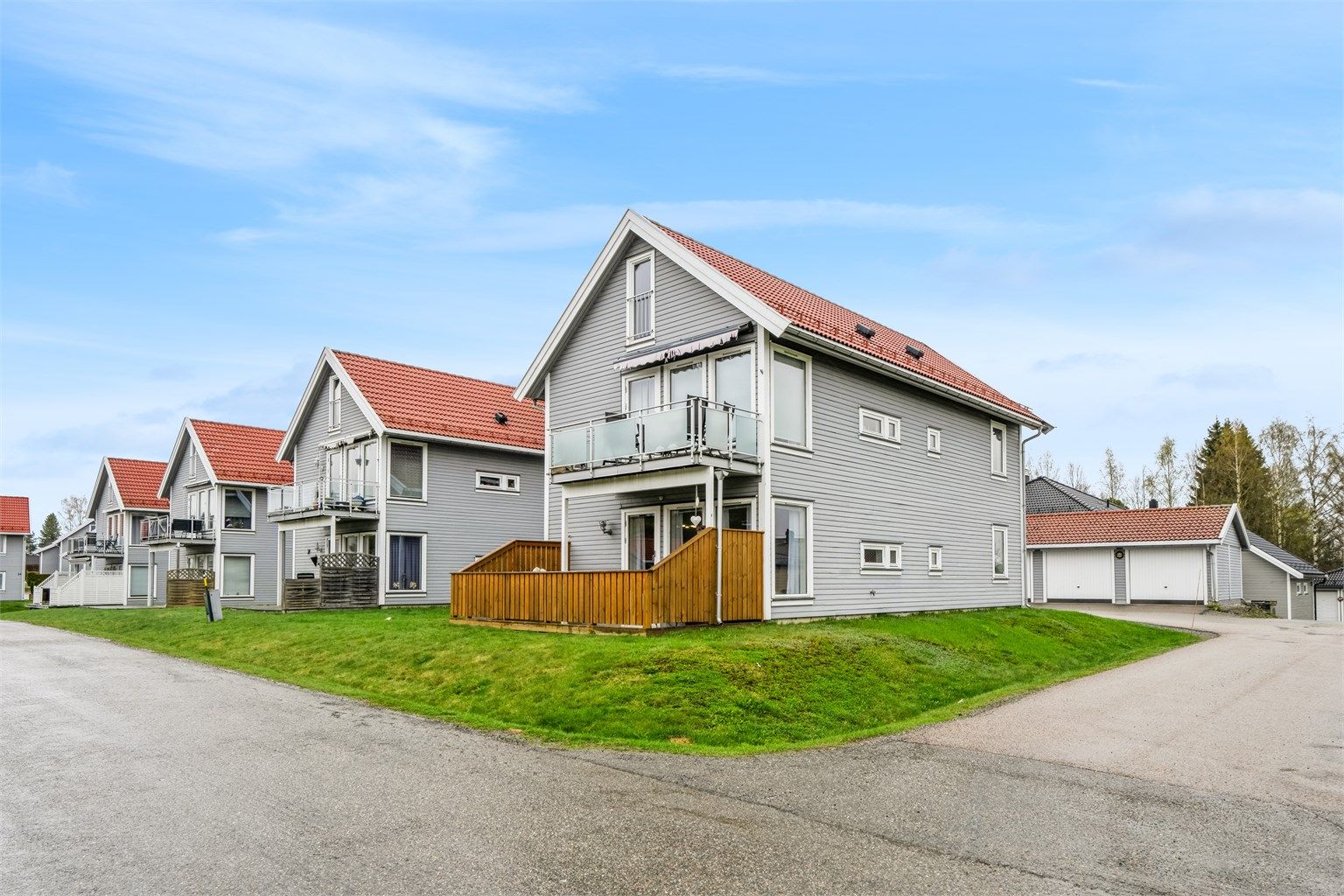 Krogsveen v/ André Ellefsen presenterer Vestengsletta 9 A - En innbydende og praktisk halvpart av tomannsbolig i et barnevennlig boområde på Råholt