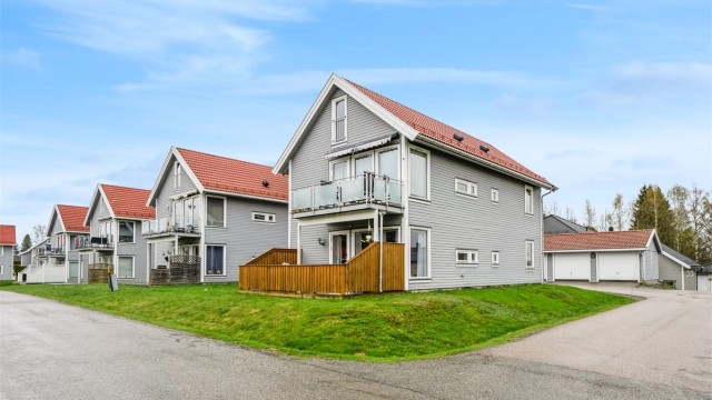 Krogsveen v/ André Ellefsen presenterer Vestengsletta 9 A - En innbydende og praktisk halvpart av tomannsbolig i et barnevennlig boområde på Råholt