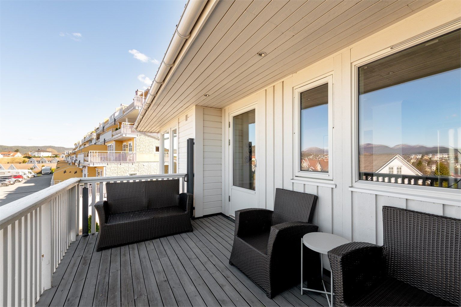 Veranda med god plass til sittegruppe og utemøbler