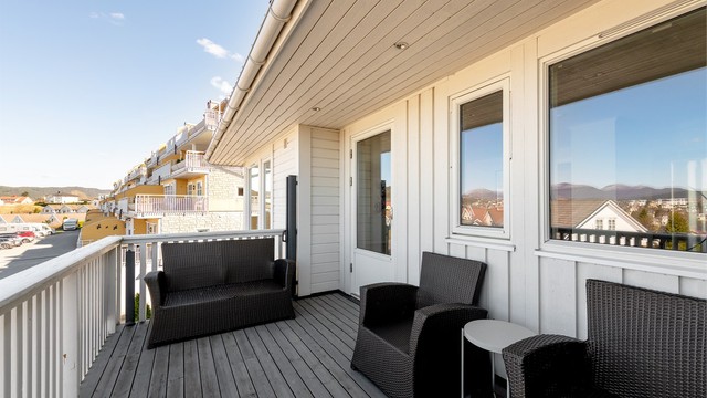 Veranda med god plass til sittegruppe og utemøbler