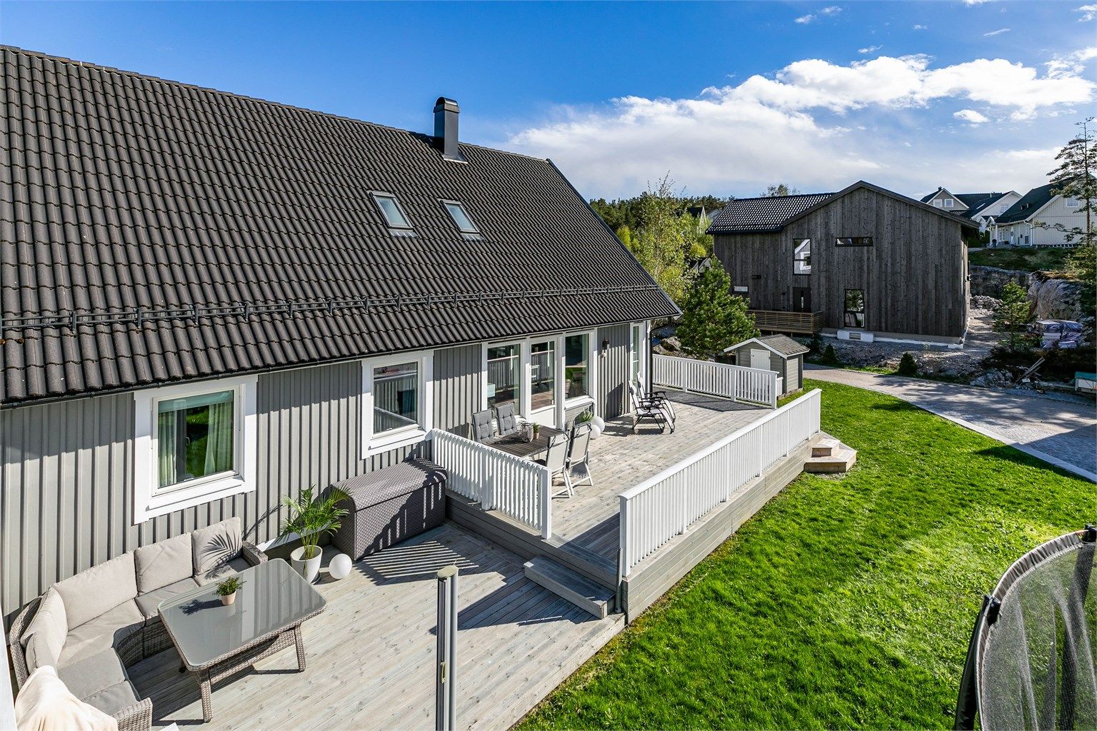 Arealene utomhus er opparbeidet over tid siden boligen ble oppført, blant annet med en lettstelt hage på tomtens solfylte vestside.
Fotograf; Børge Oppegård.