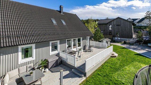Arealene utomhus er opparbeidet over tid siden boligen ble oppført, blant annet med en lettstelt hage på tomtens solfylte vestside.
Fotograf; Børge Oppegård.