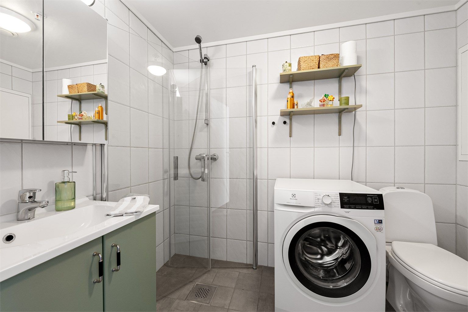 Badet har elektrisk gulvvarme for økt komfort.