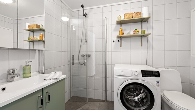 Badet har elektrisk gulvvarme for økt komfort.