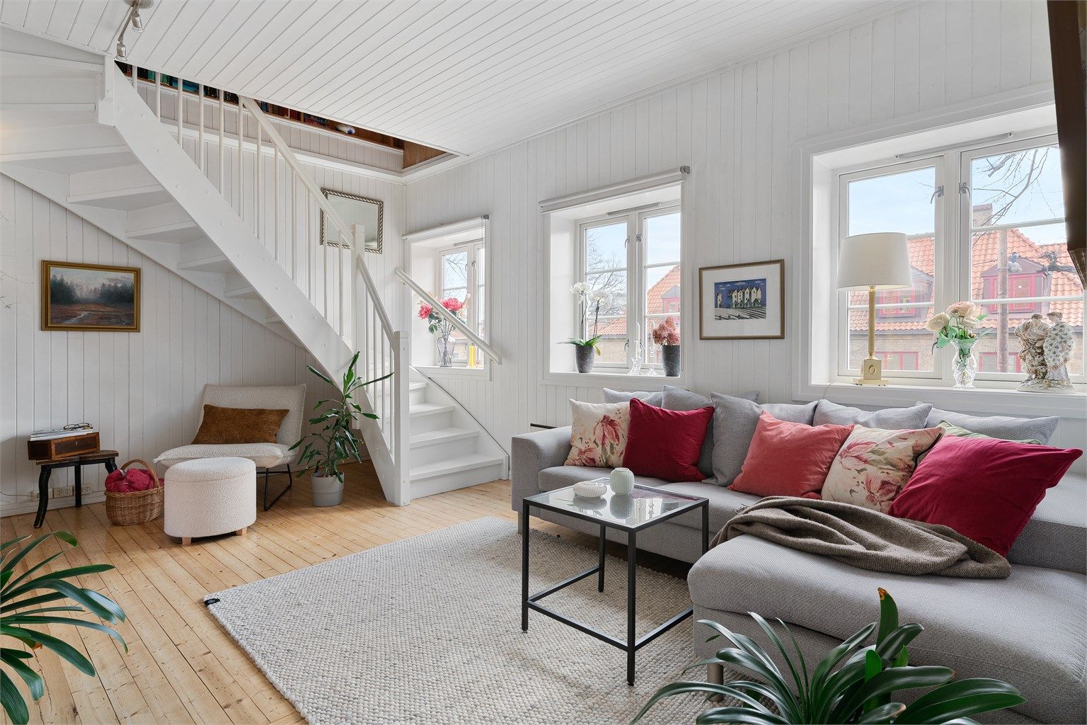Boligen har originale detaljer med sjarmerende tregulv, panel og dype vinduskarmer. Den gjennomtenkte planløsningen gir en åpen og luftig følelse mellom rommene.