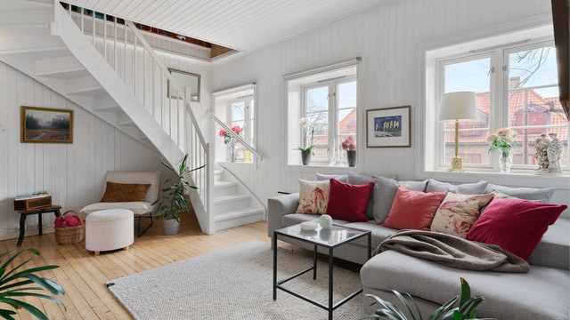 Boligen har originale detaljer med sjarmerende tregulv, panel og dype vinduskarmer. Den gjennomtenkte planløsningen gir en åpen og luftig følelse mellom rommene.