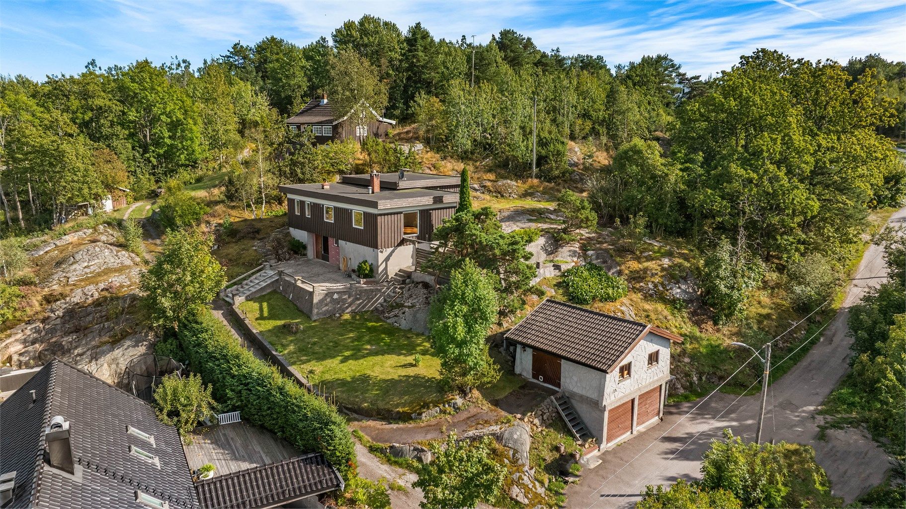 Turområdene starter ved utgangsdøren og turen gjennom skogen til Gøif Idrettsanlegg tar kun 5 minutter.