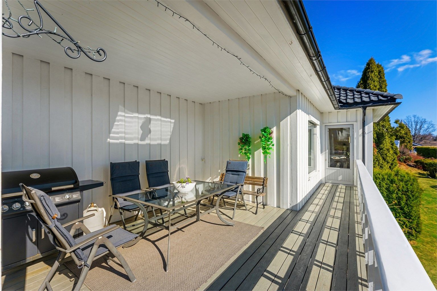 Terrassen har god plass til både sittegruppe og grill