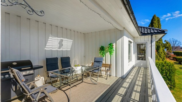 Terrassen har god plass til både sittegruppe og grill