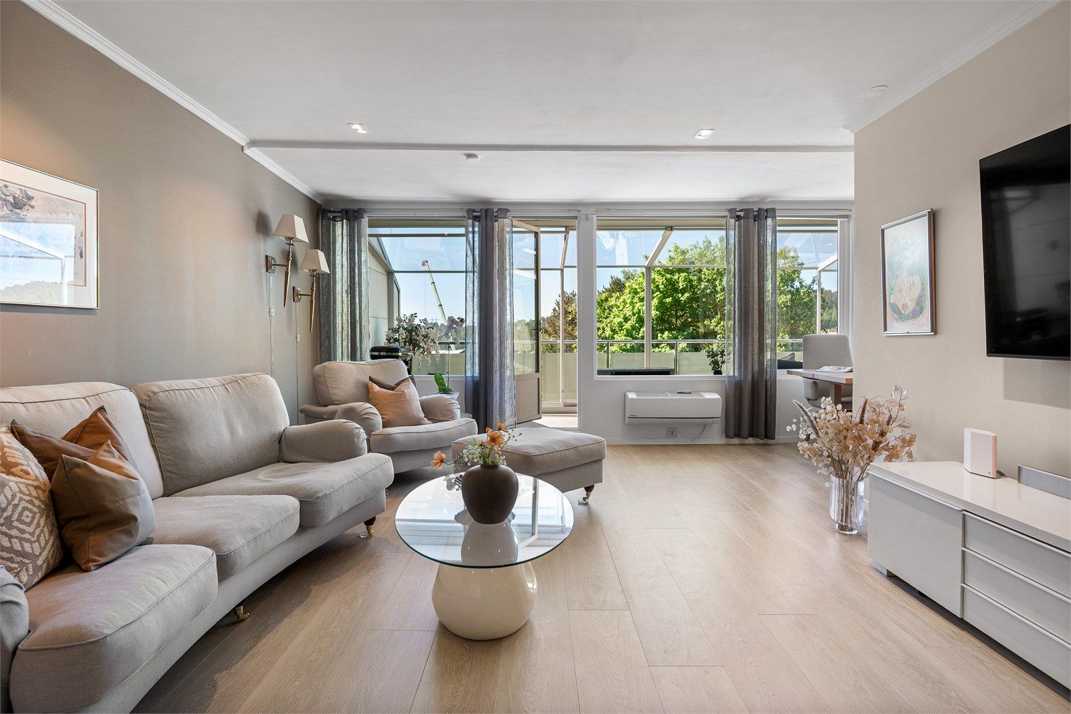 Stuen fremstår som lys og meget tiltalende med store vindusflater. Dette gir rikelig med naturlig lys og dermed en luftig følelse