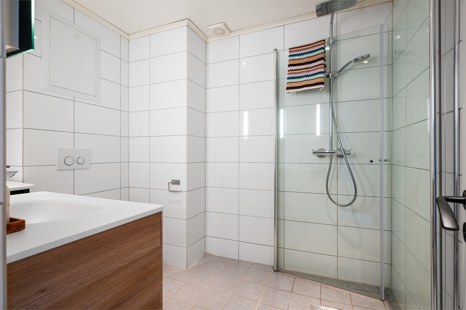 Rommet har elektrisk styrt vifte for god ventilasjon.