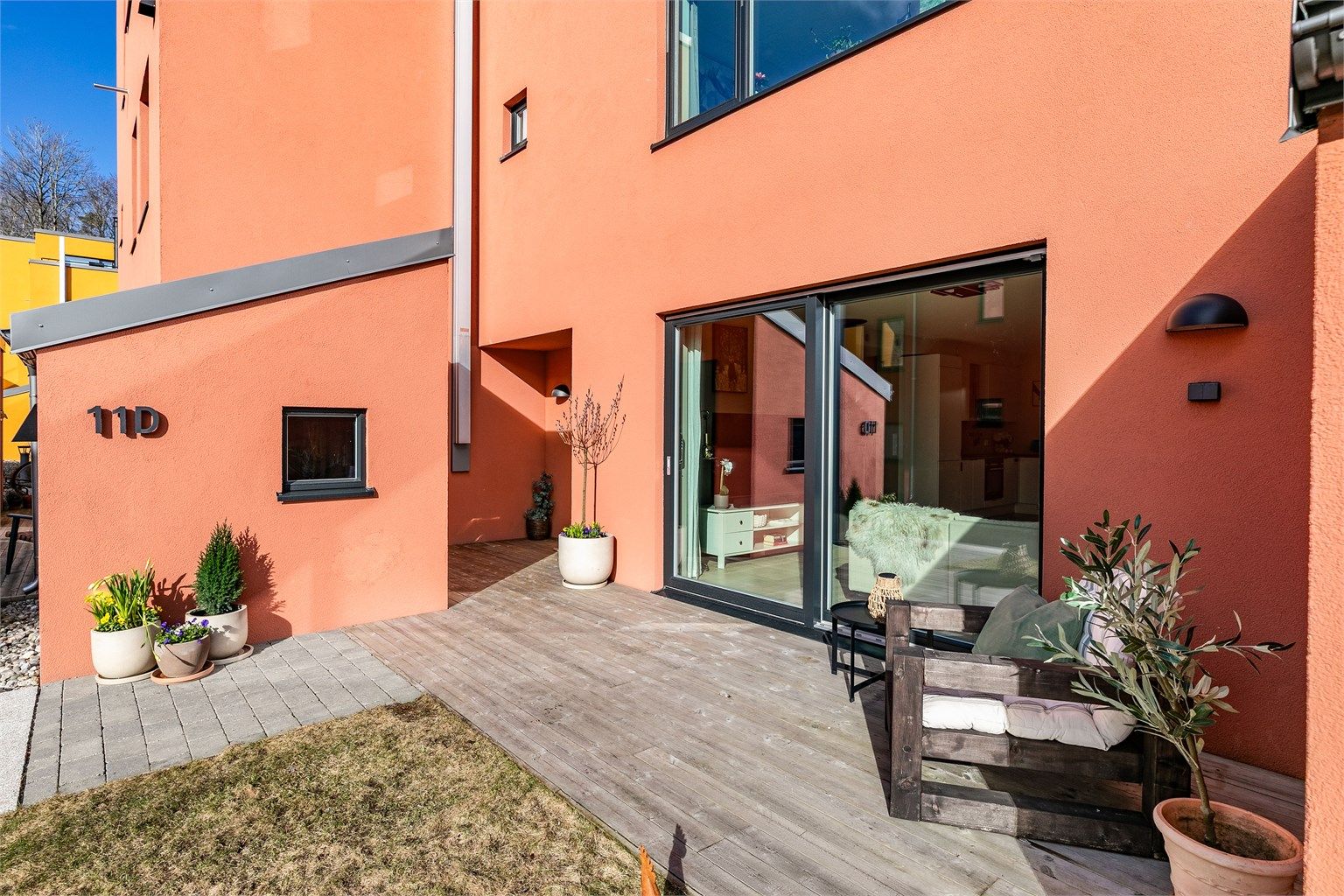 Inngangspartiet er inntrukket og godt avskjermet fra vær og vind. Bod på ca. 4,5 kvm. er tilgjengelig fra inngangspartiet.