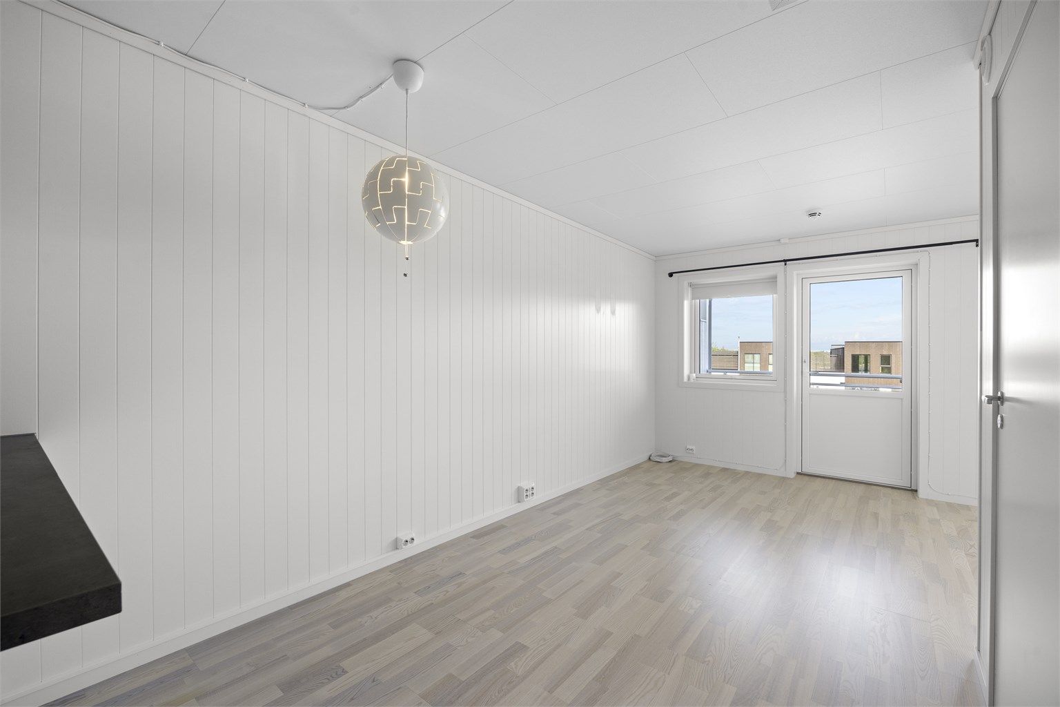 Stuen har god plass til både sofagruppe og spisebord.