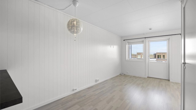 Stuen har god plass til både sofagruppe og spisebord.