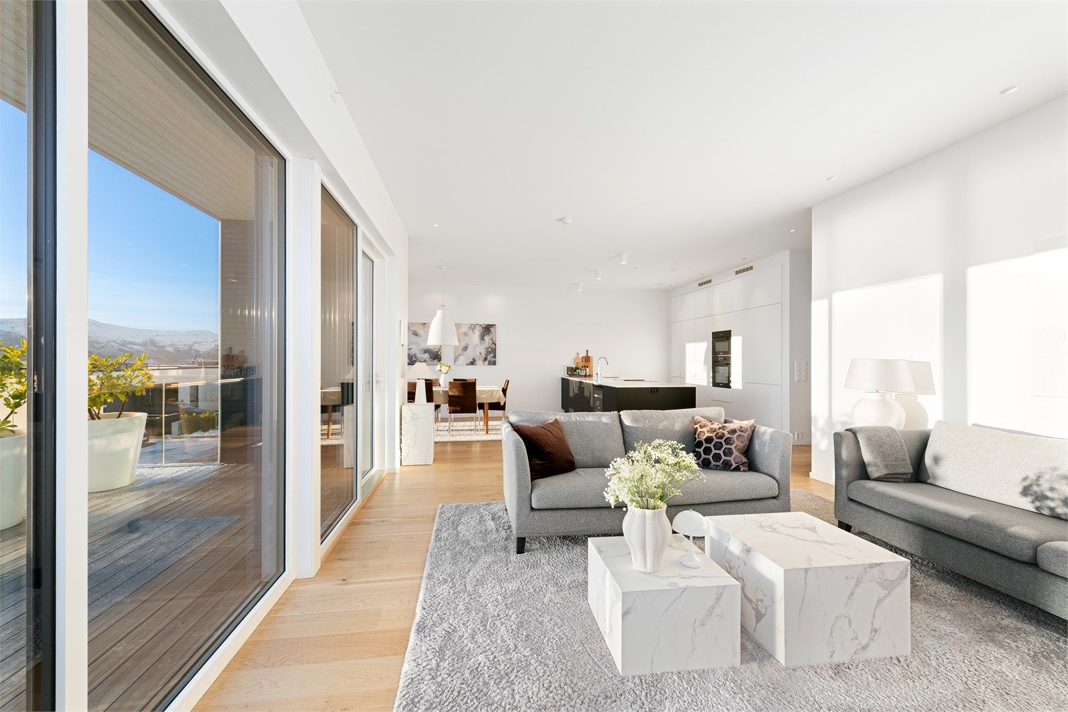 Fra stue mot kjøkken og spisestue