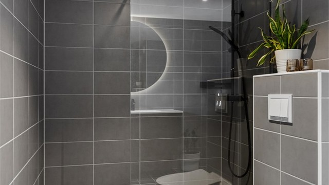 Romslig dusjnisje med glassvegg og regnfallsdusj.