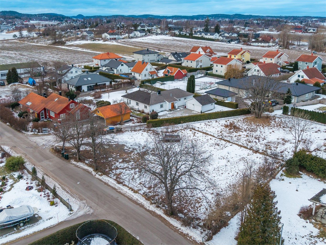 Gode uteområder med fine solforhold og rikelig plass til lek, hage og fremtidige muligheter. 