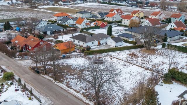 Gode uteområder med fine solforhold og rikelig plass til lek, hage og fremtidige muligheter.