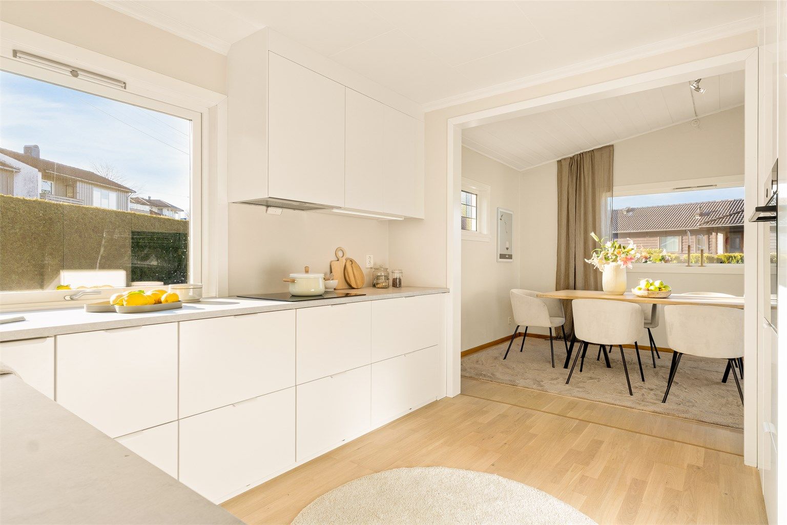 Vindu ved arbeidsbenken gir godt med naturlig lys, og en hyggelig utsikt under matlagingen.