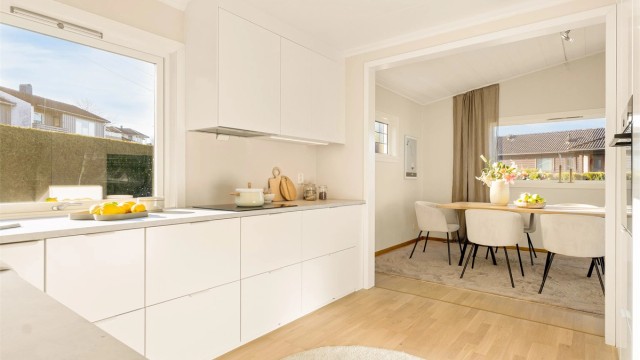 Vindu ved arbeidsbenken gir godt med naturlig lys, og en hyggelig utsikt under matlagingen.