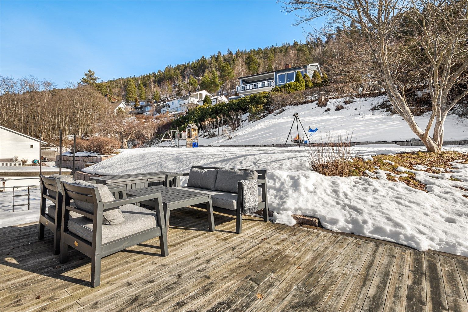 Fra terrassen er det enkel tilgang til hagens plenarealer.