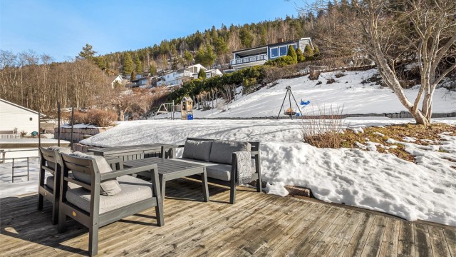 Fra terrassen er det enkel tilgang til hagens plenarealer.