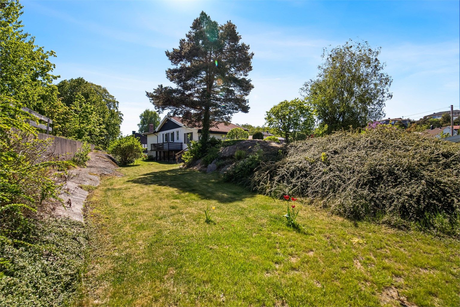 Her kan solen nytes fra morgen til kveld, og det er plass til hele familien på grilling og sommerhygge